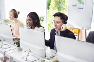 Call Center Agenten bei der Arbeit